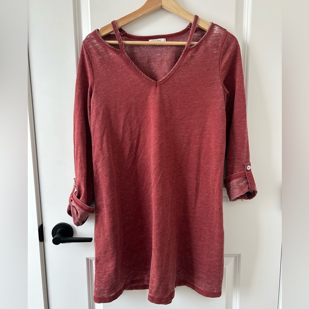 Z Supply V-Neck Roll-Tab Tunic in Rust